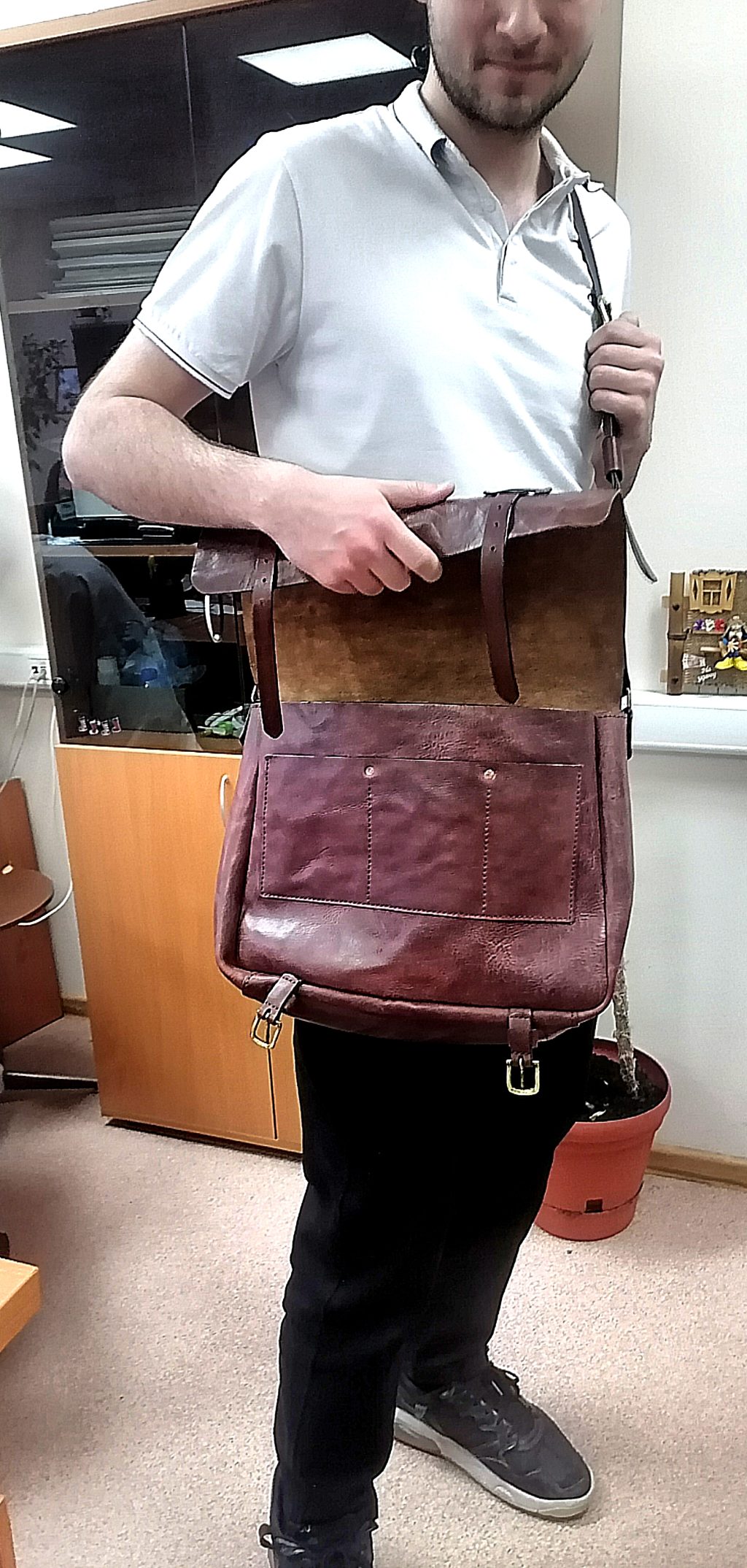 Сумка-мессенджер из «стиранной кожи»