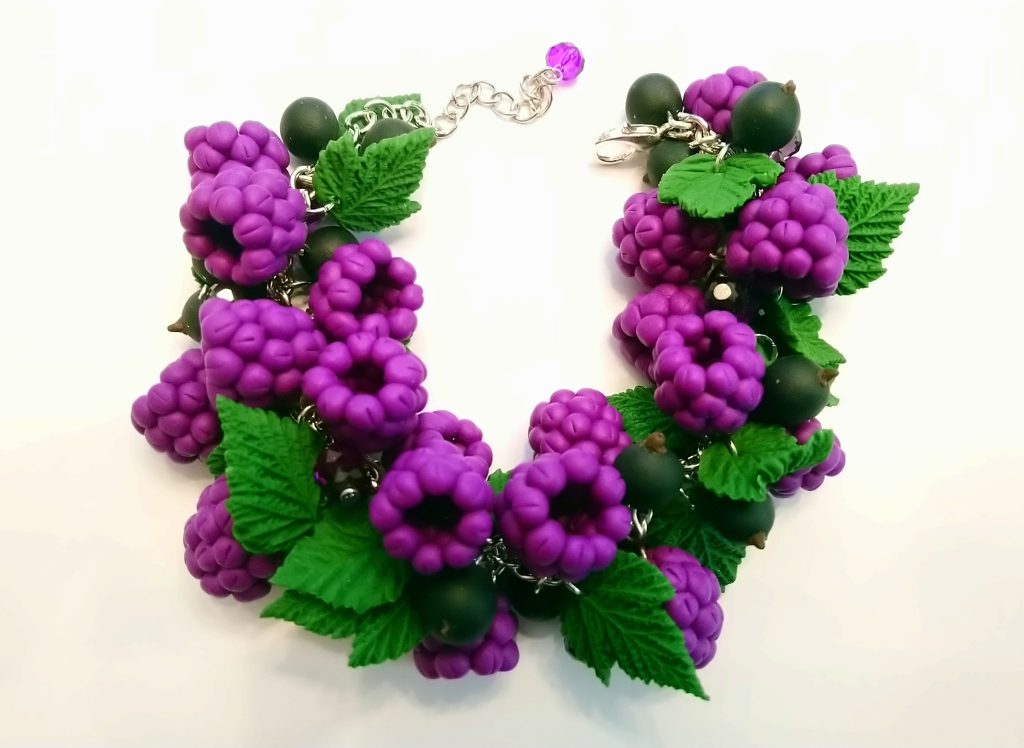 Браслет с магической малиной из полимерной глины