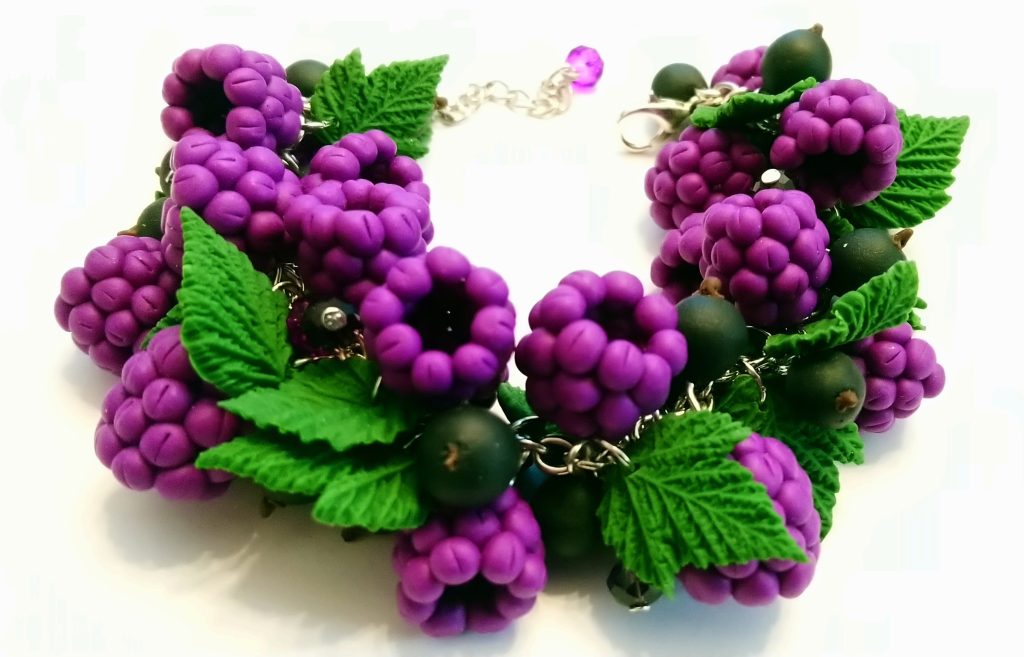Браслет с магической малиной из полимерной глины