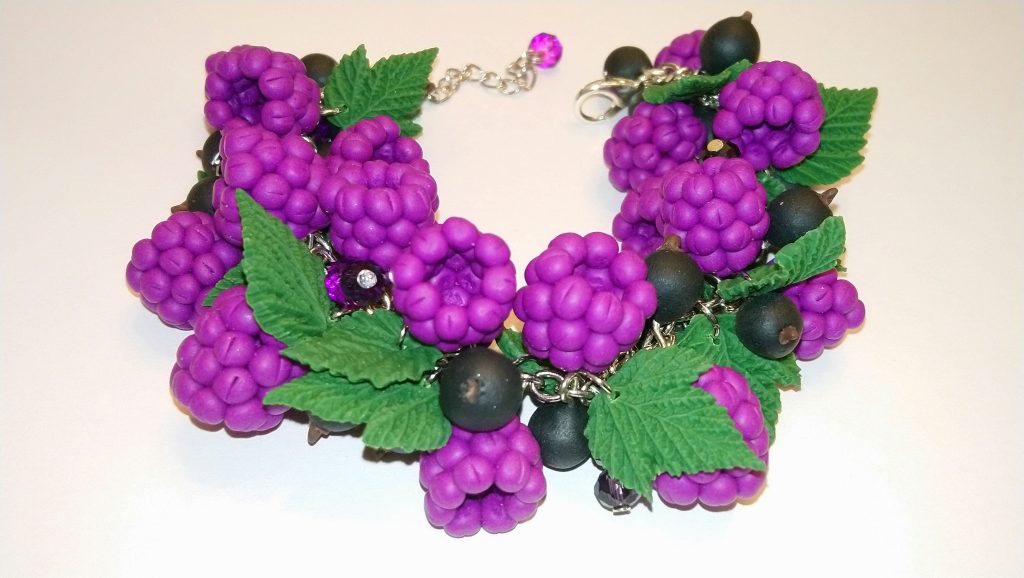 Браслет с магической малиной из полимерной глины