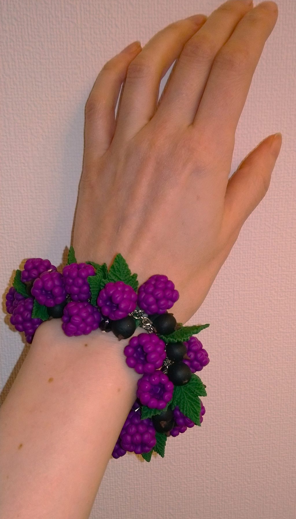 Браслет с магической малиной из полимерной глины