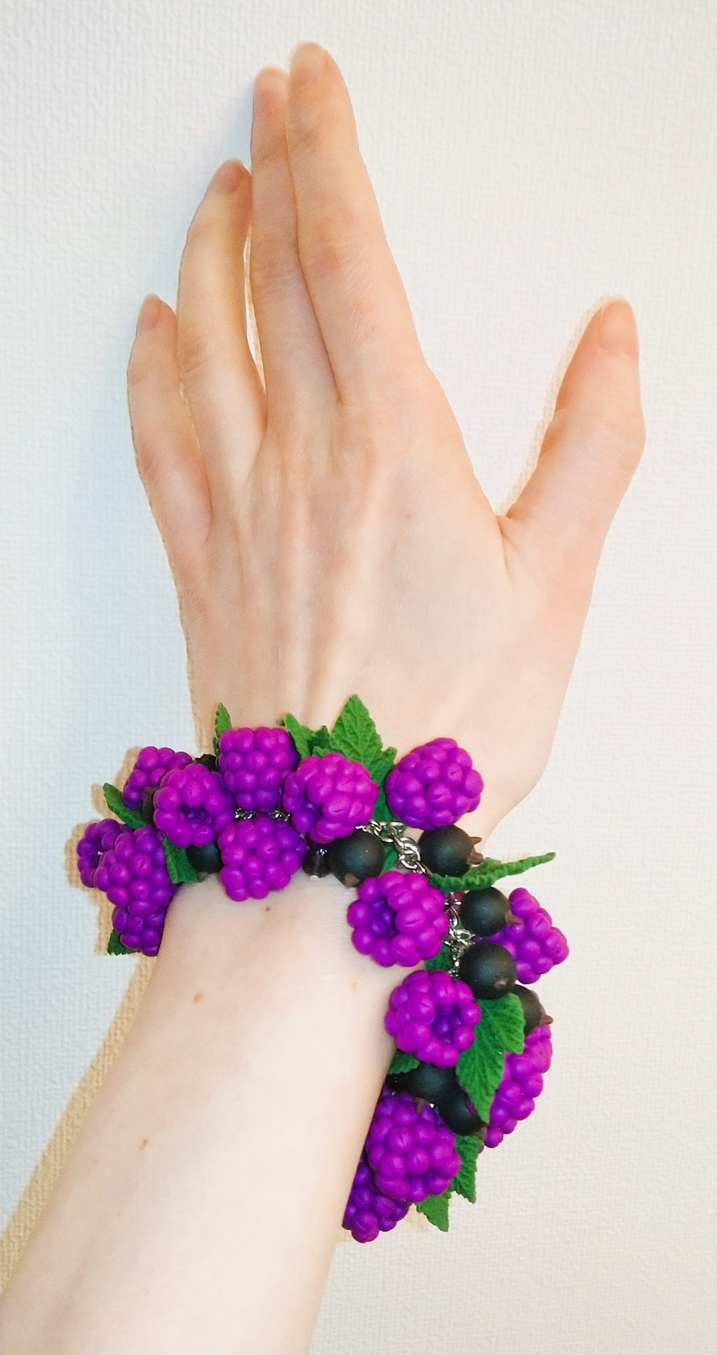Браслет с магической малиной из полимерной глины