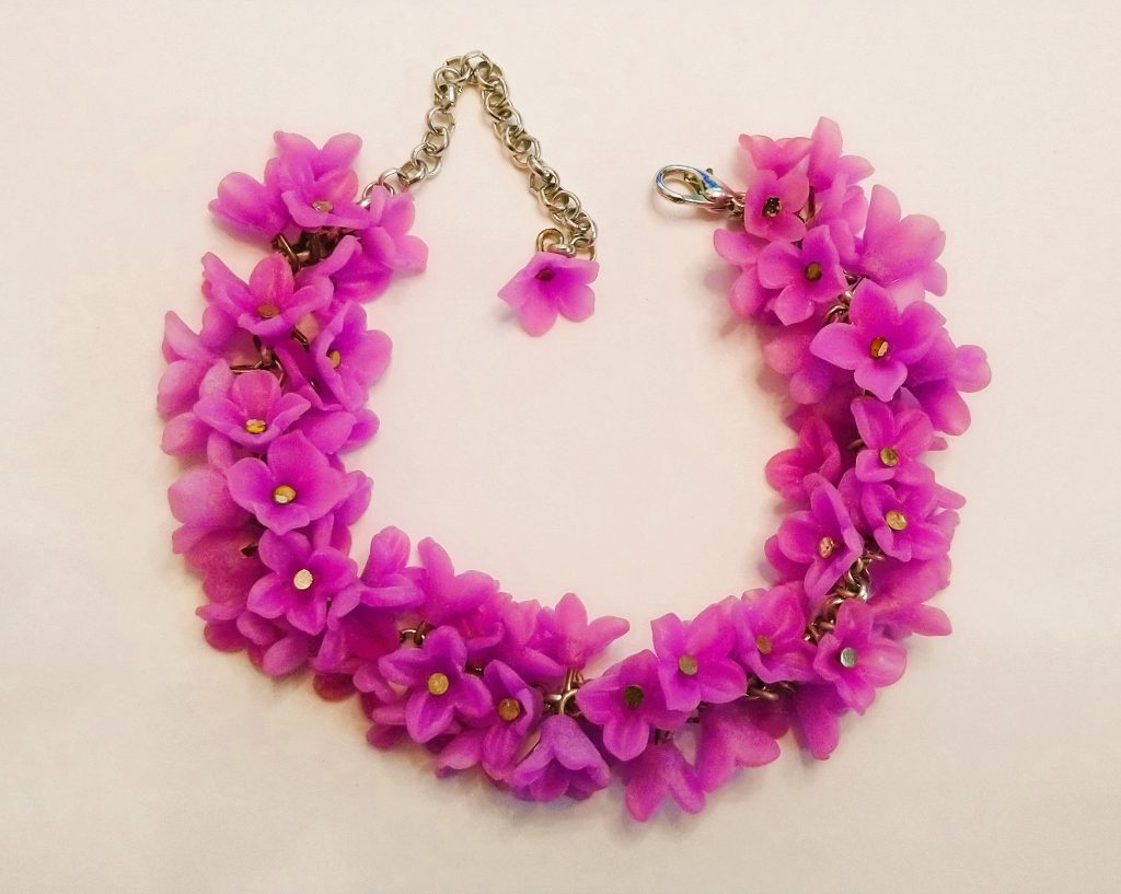 Браслет с розовой сиренью из полимерной глины