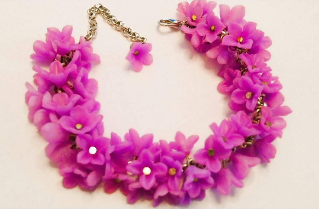 Браслет с розовой сиренью из полимерной глины