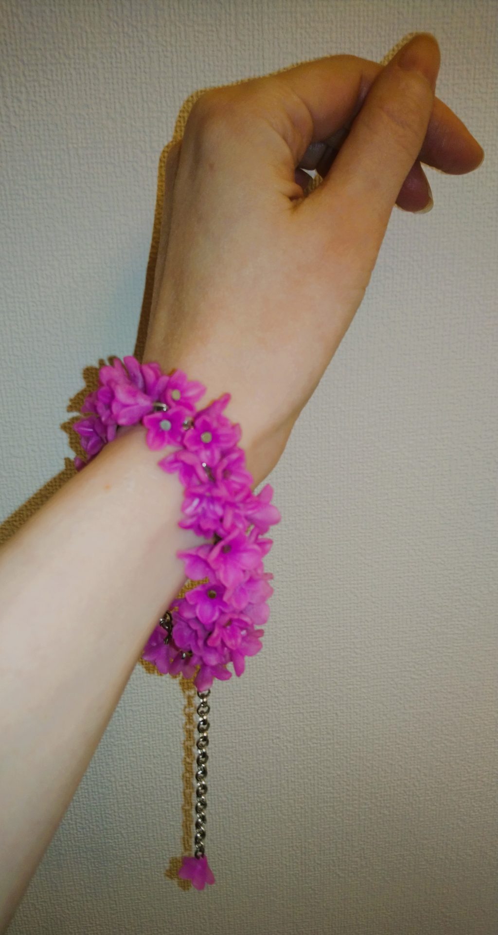 Браслет с розовой сиренью из полимерной глины