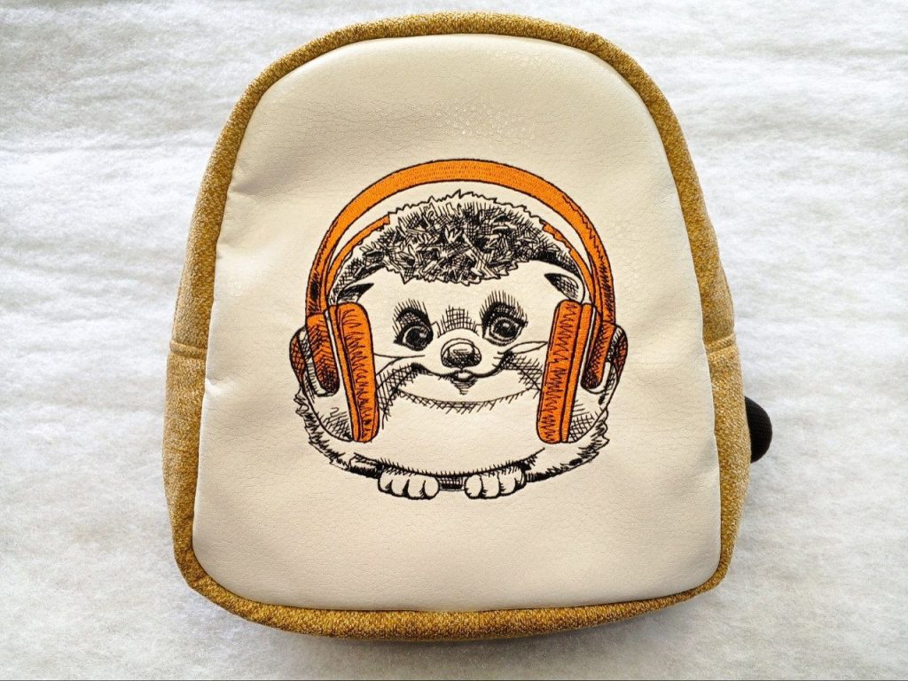 Рюкзак средний с вышивкой «Ежик в наушниках» (желтый)