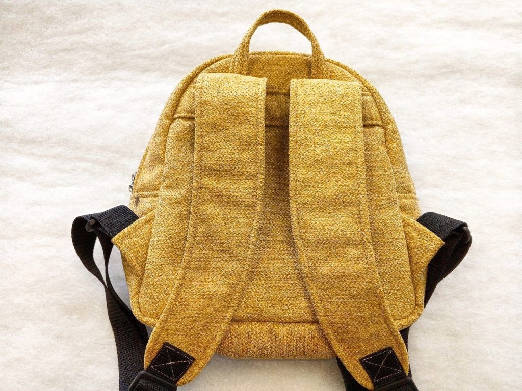 Рюкзак средний с вышивкой «Ежик в наушниках» (желтый)