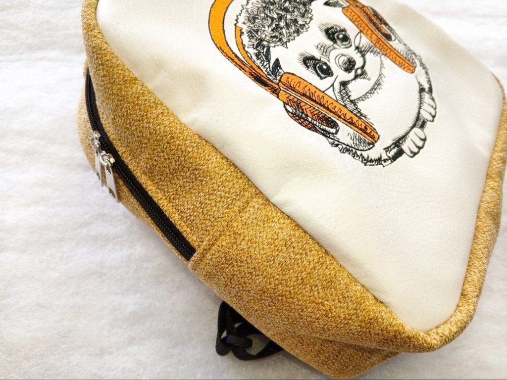 Рюкзак средний с вышивкой «Ежик в наушниках» (желтый)