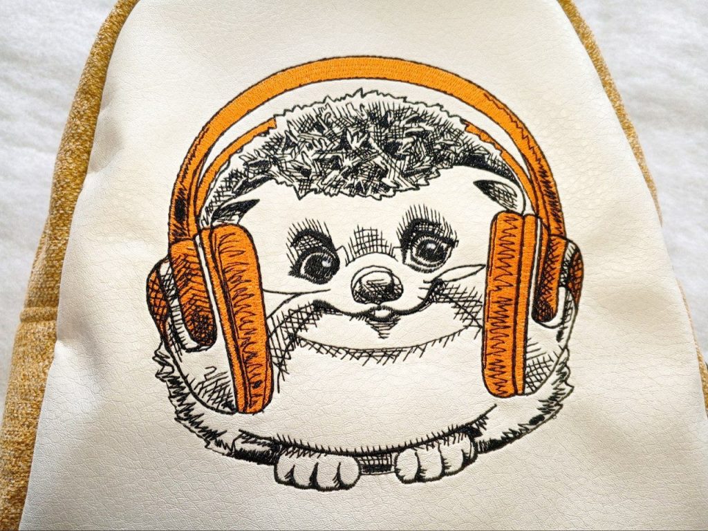 Рюкзак средний с вышивкой «Ежик в наушниках» (желтый)