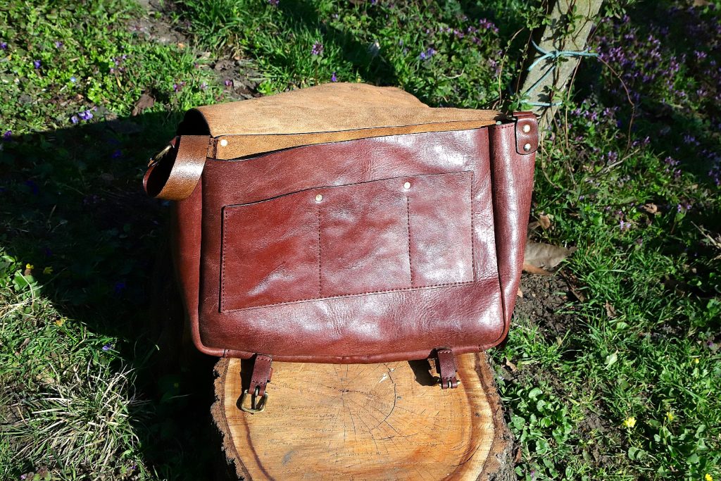 Сумка-мессенджер из «стиранной кожи»