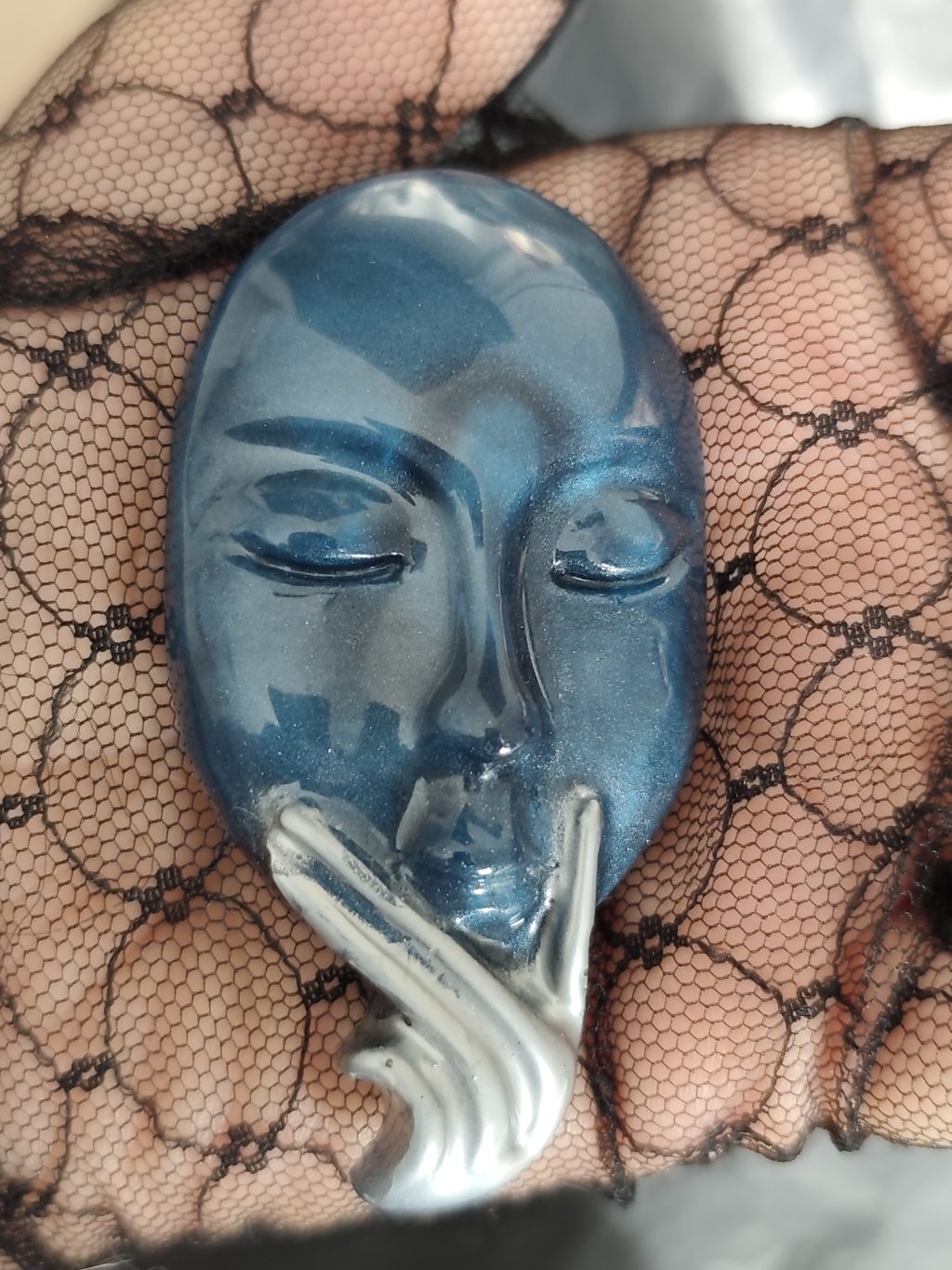 Брошь «Задумчивый ангел»