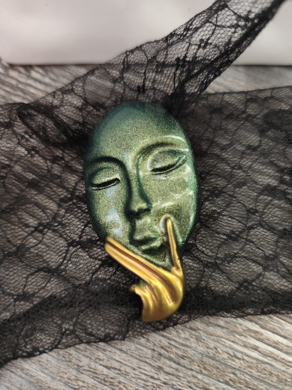 Брошь «Задумчивый ангел»