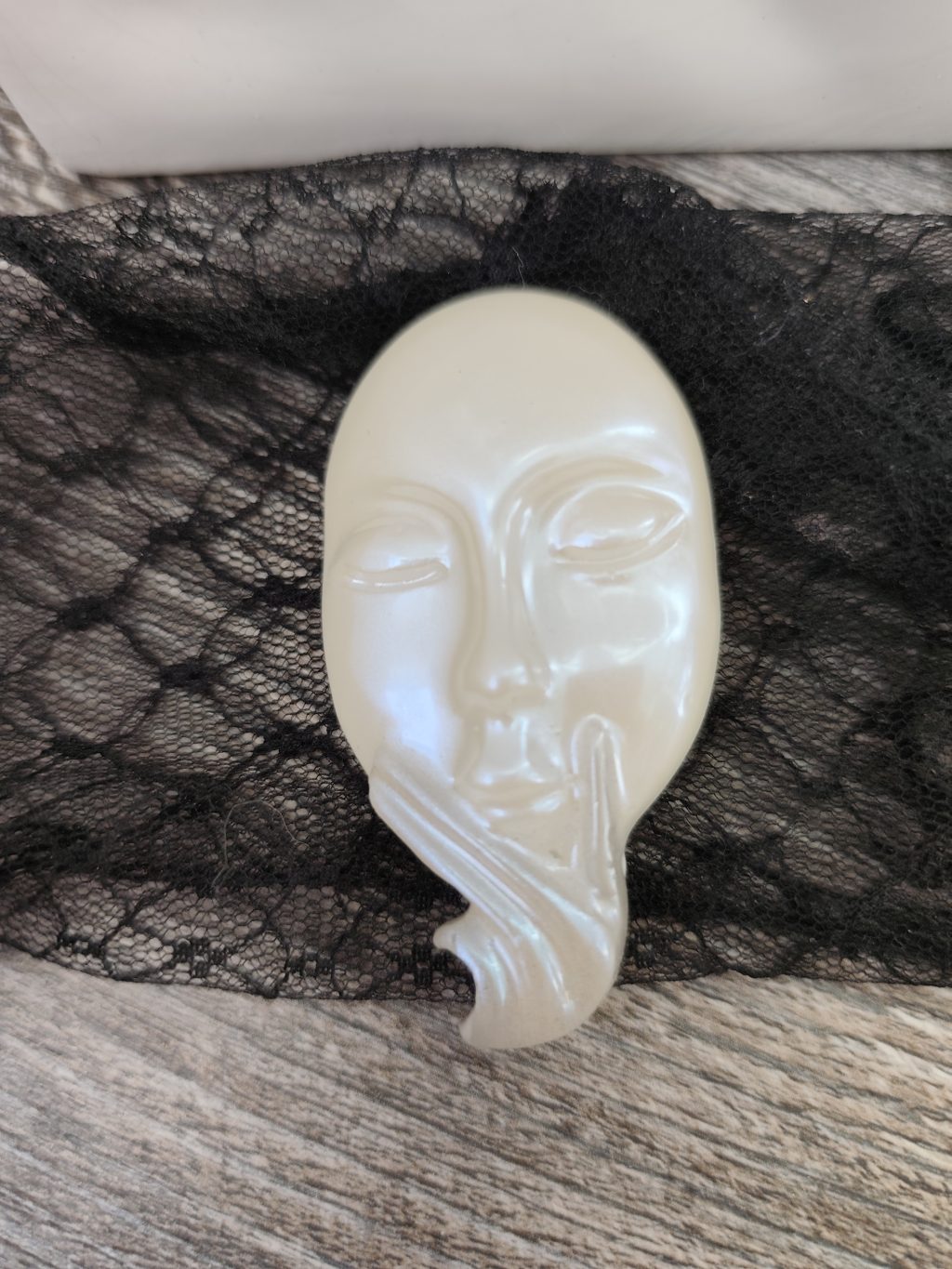 Брошь «Задумчивый ангел»