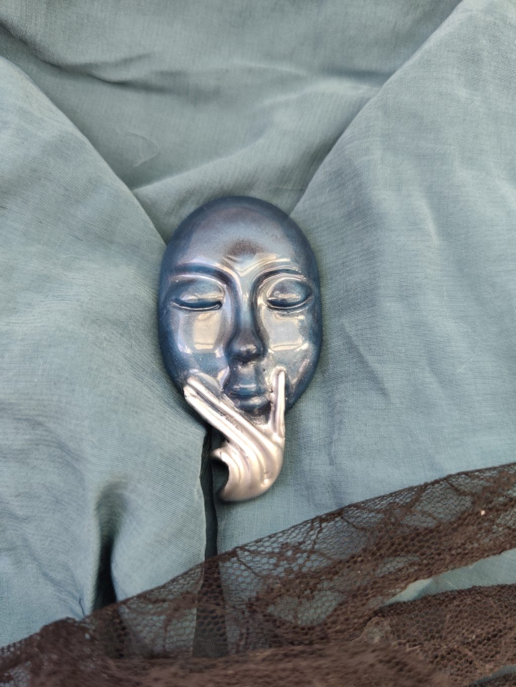 Брошь «Задумчивый ангел»