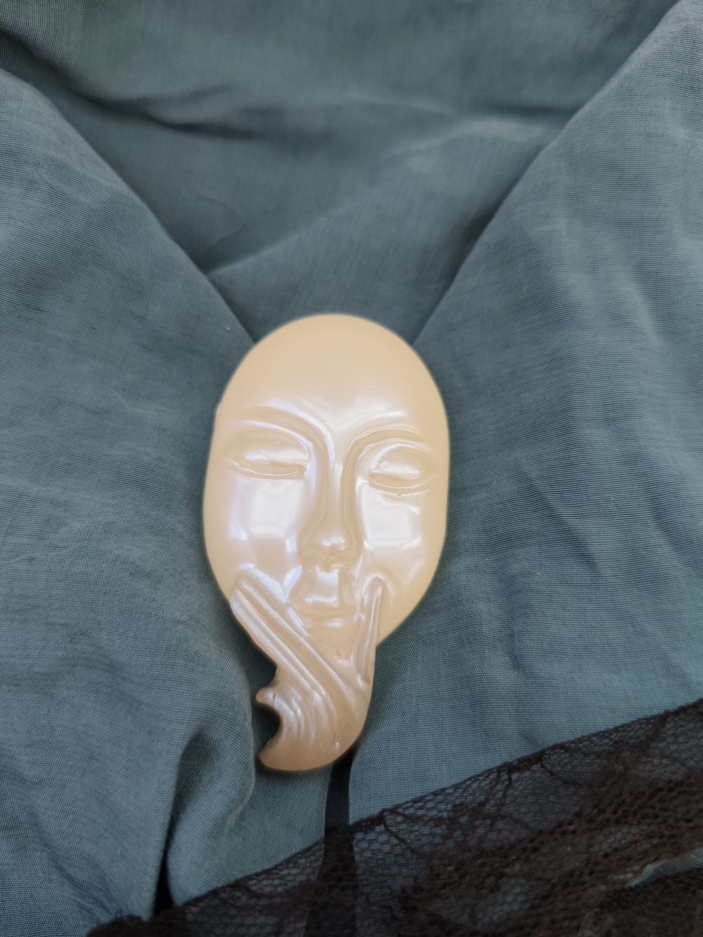 Брошь «Задумчивый ангел»