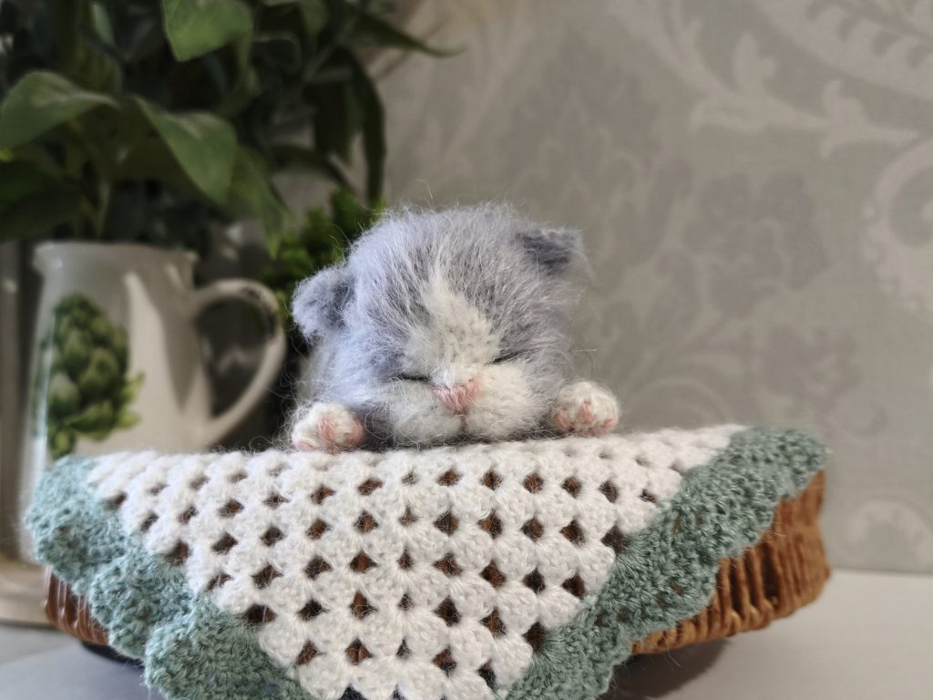 Спящий котенок