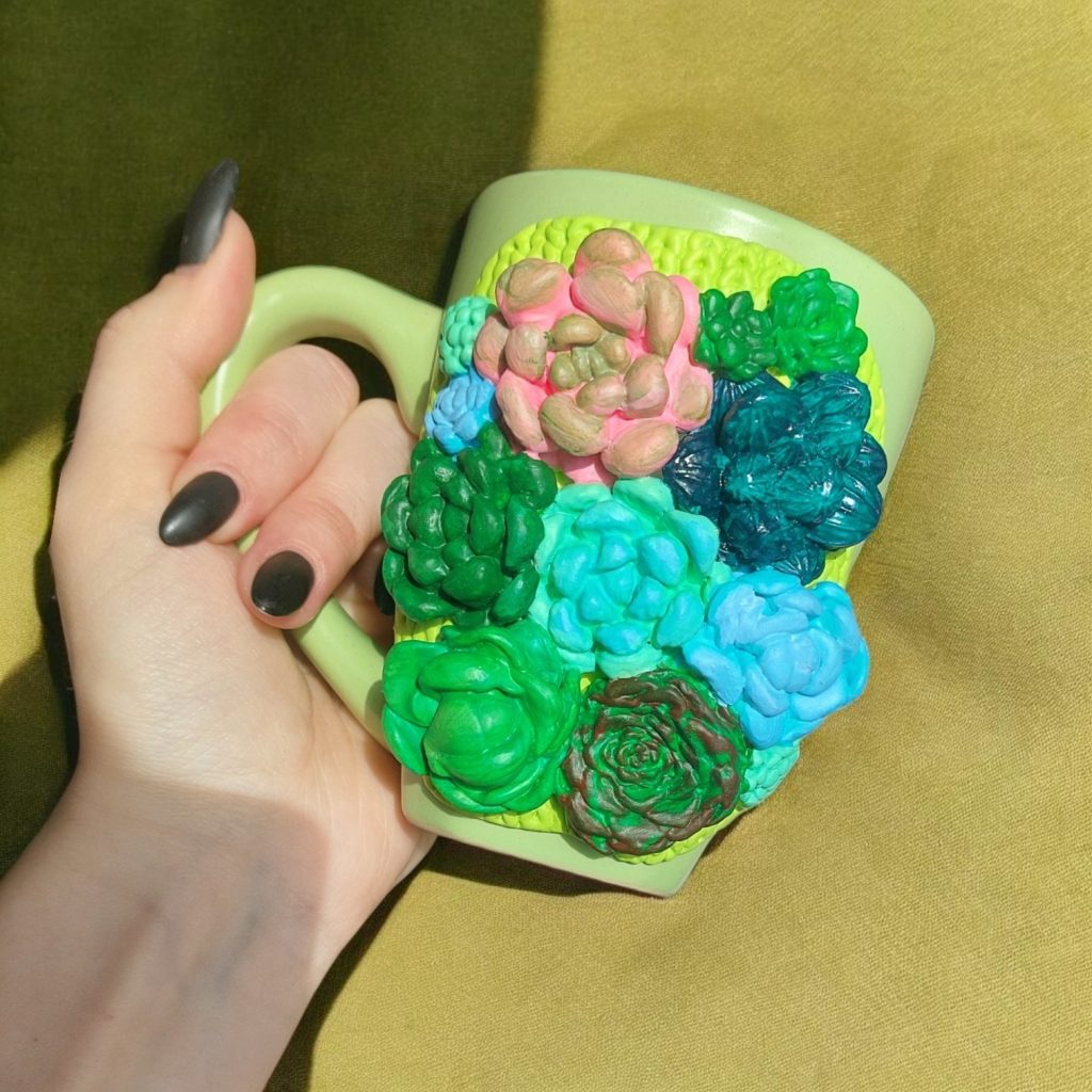 Кружка с декором из суккулентов