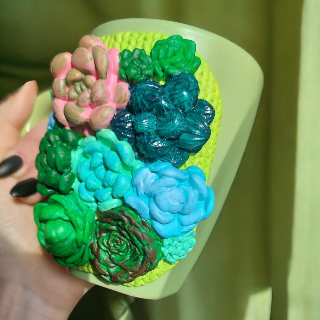 Кружка с декором из суккулентов