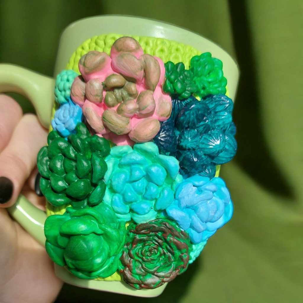 Кружка с декором из суккулентов