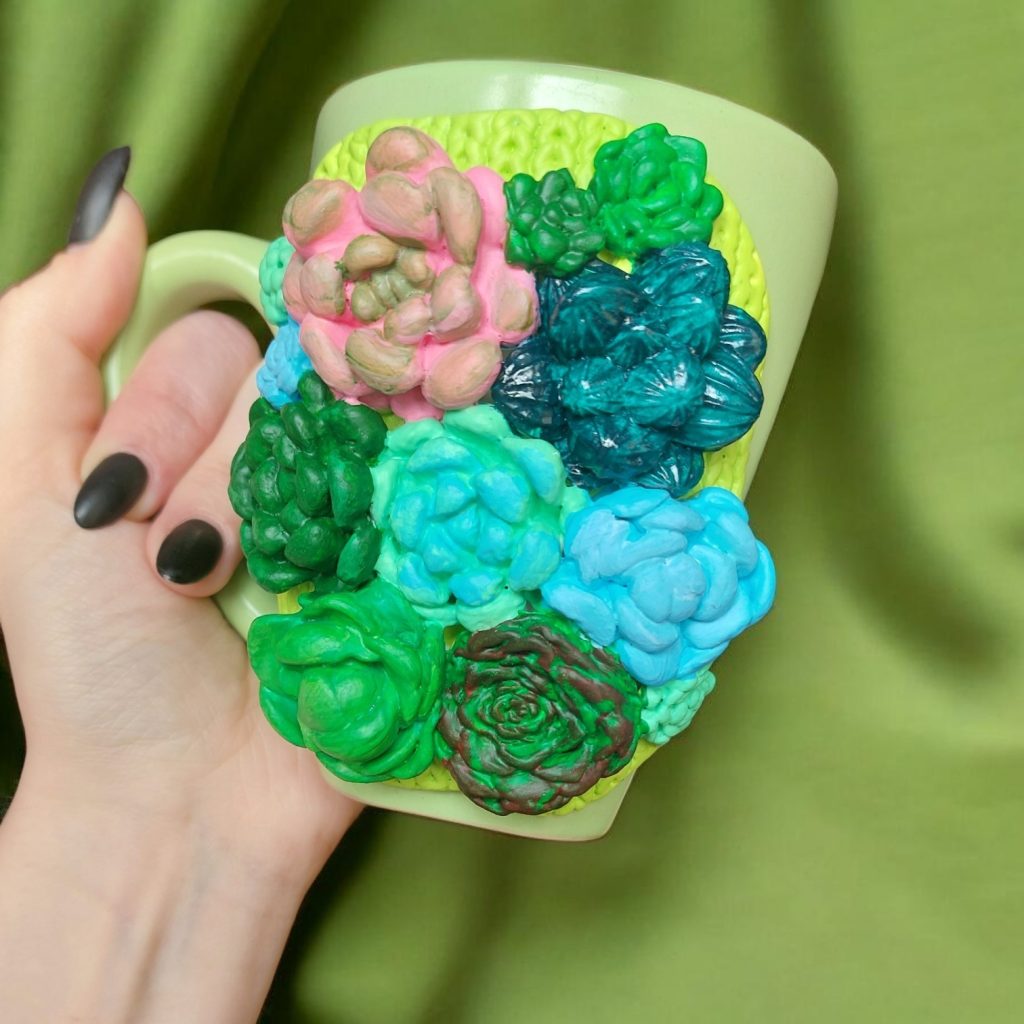 Кружка с декором из суккулентов