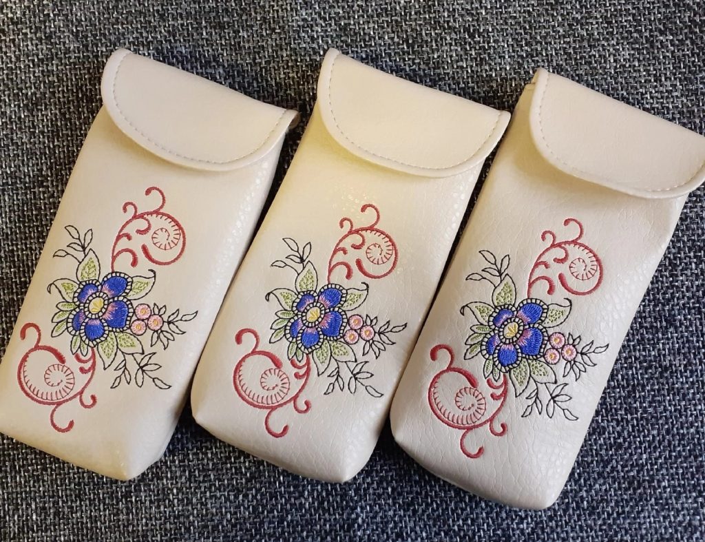 Очечник с магнитной кнопкой с вышивкой «Синий цветок»