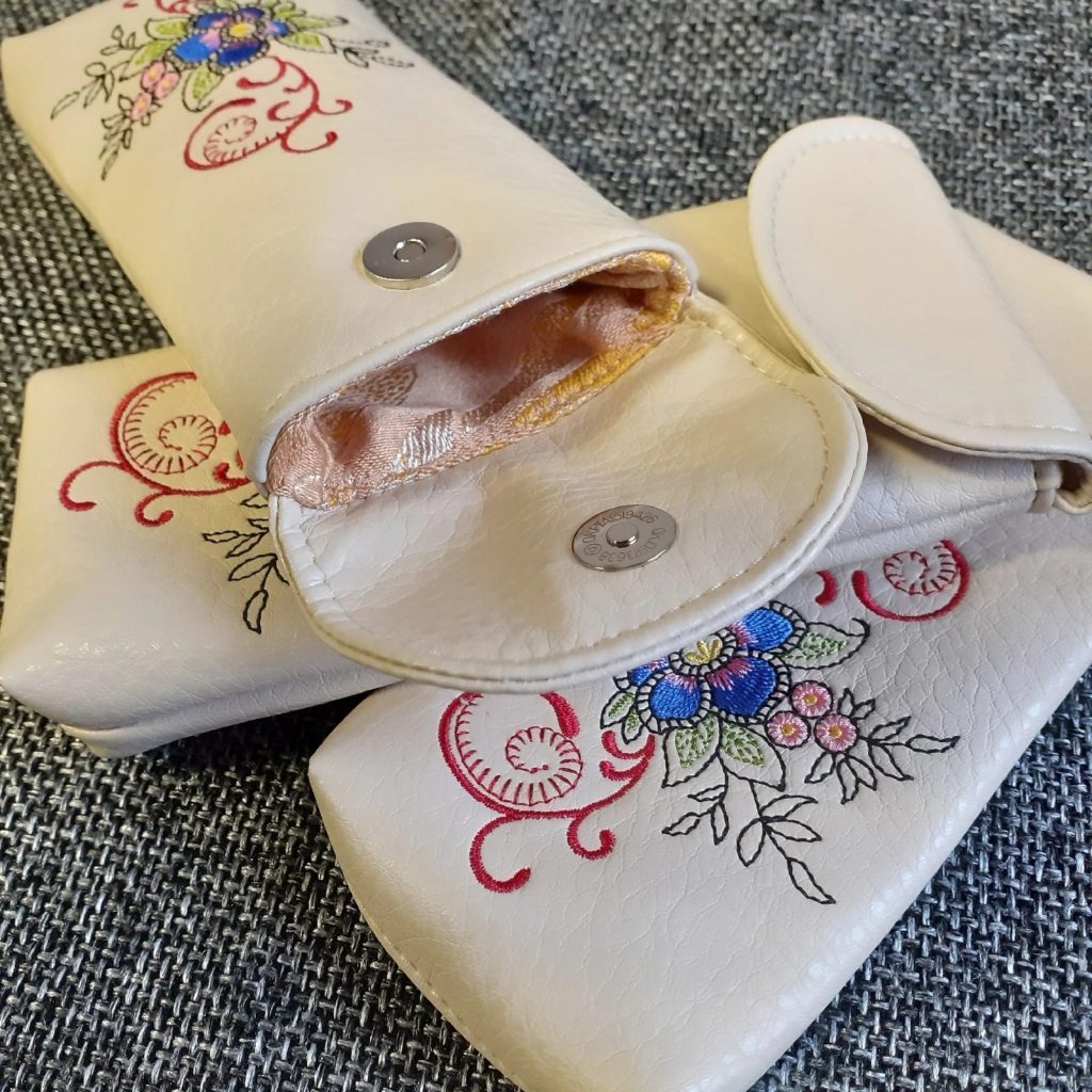 Очечник с магнитной кнопкой с вышивкой «Синий цветок»