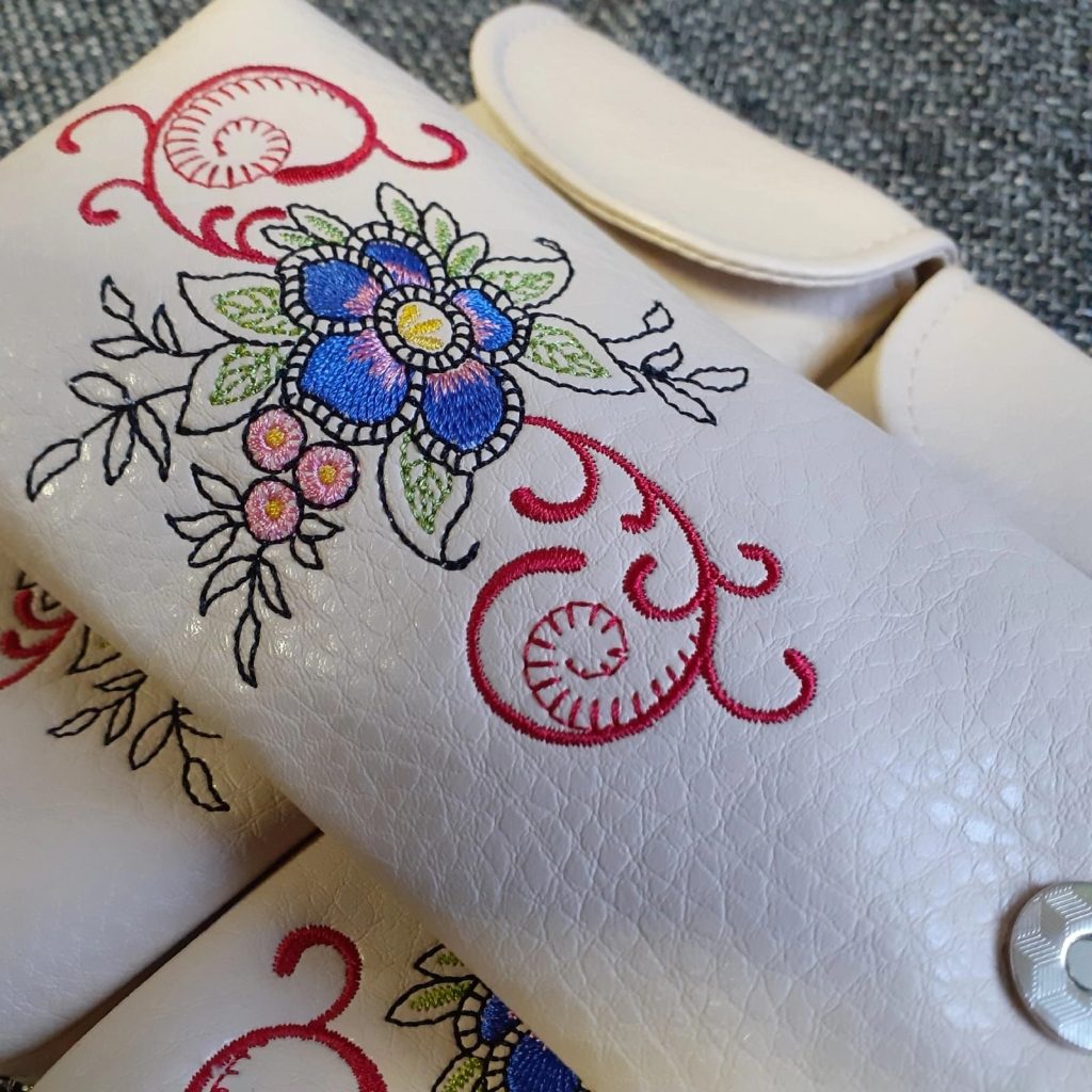 Очечник с магнитной кнопкой с вышивкой «Синий цветок»