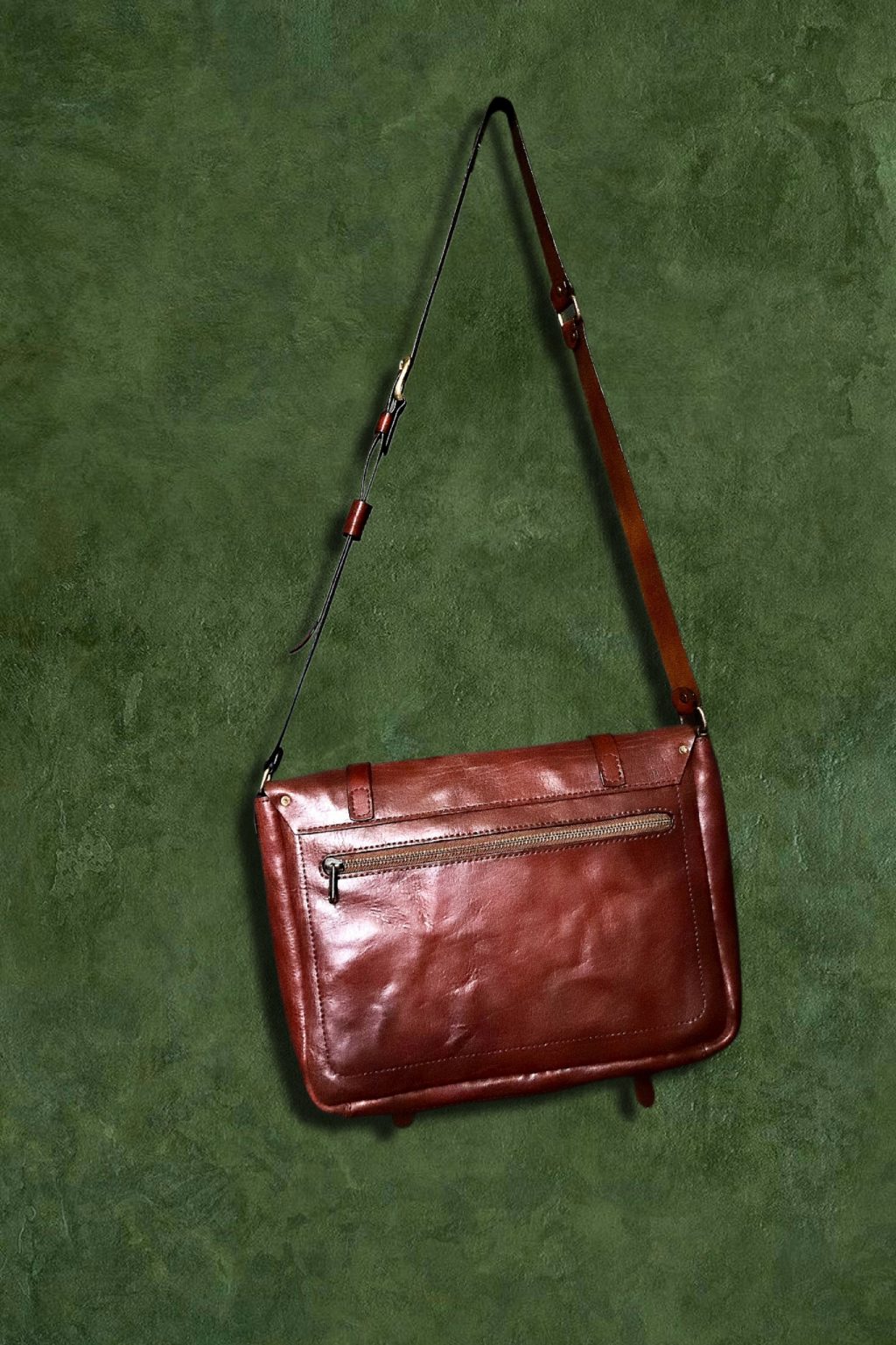 Сумка-мессенджер из «стиранной кожи»