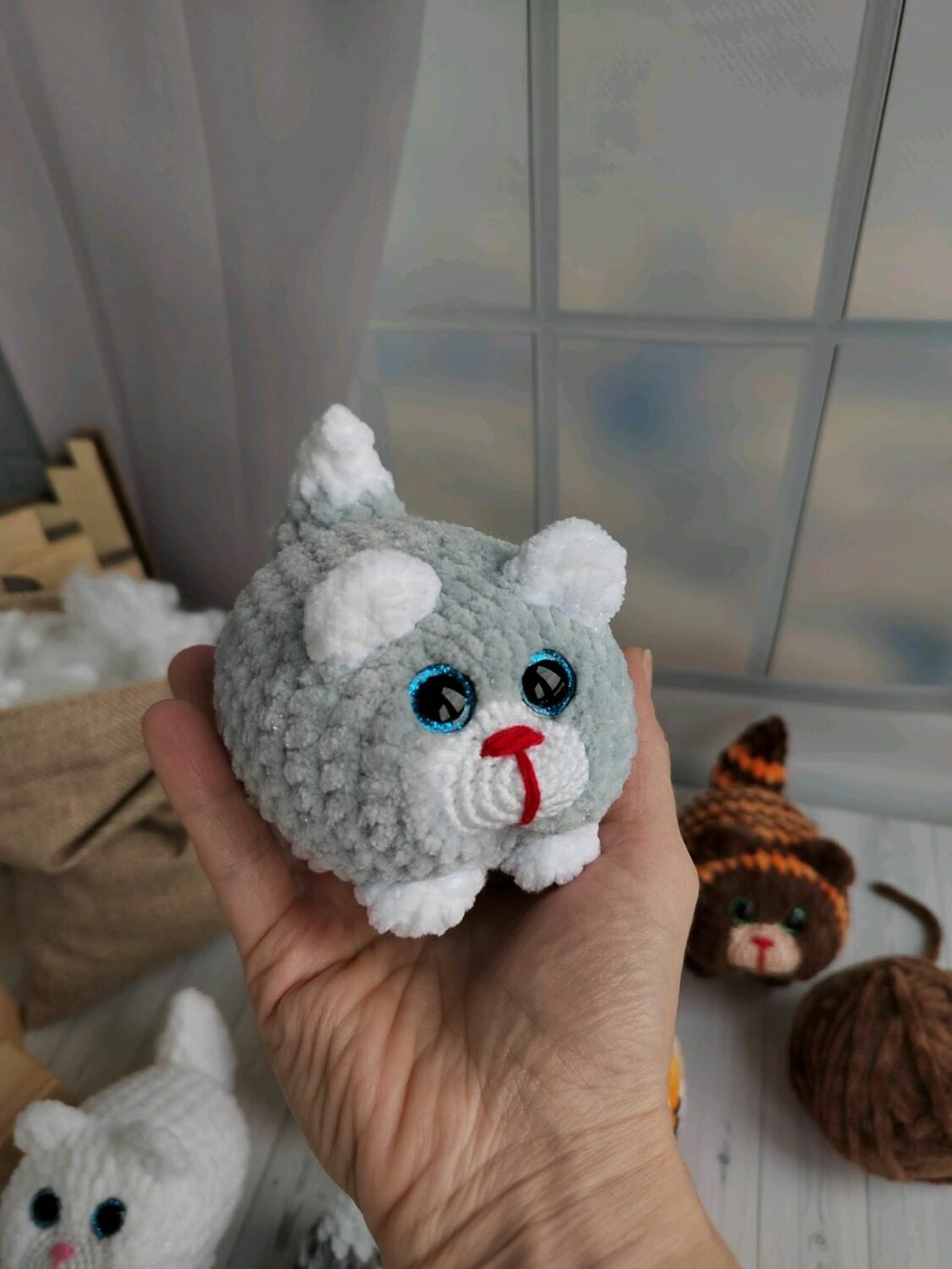 Мягкая игрушка котик из плюшевой пряжи/ вязаная игрушка ручной работы