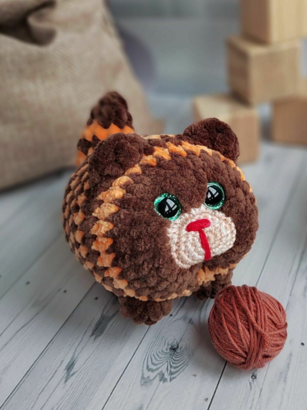 Мягкая игрушка котик из плюшевой пряжи/ вязаная игрушка ручной работы