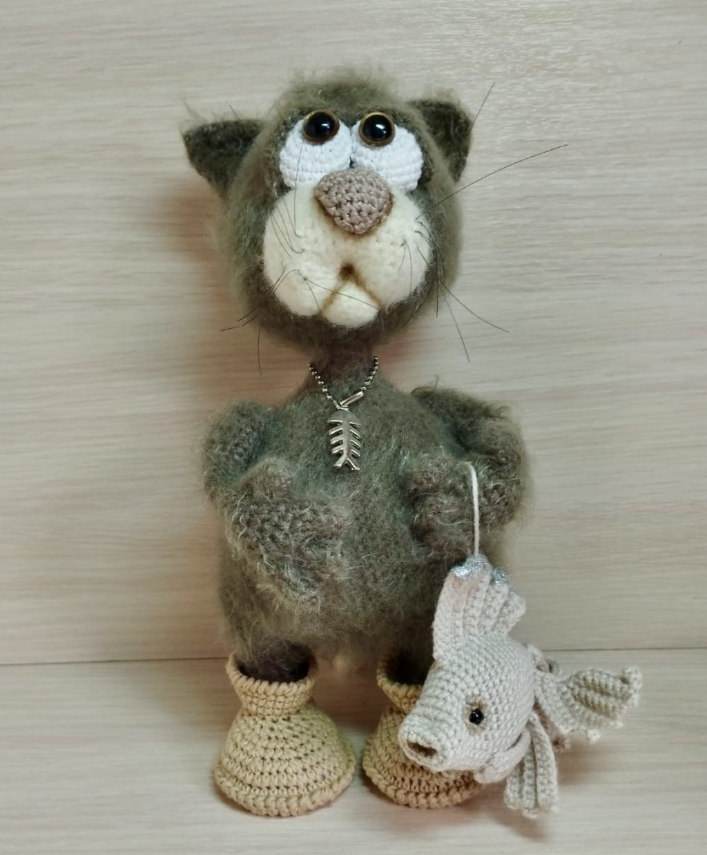 Кот Томас с рыбкой