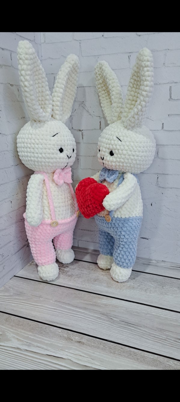 Вязаная игрушка зайчик