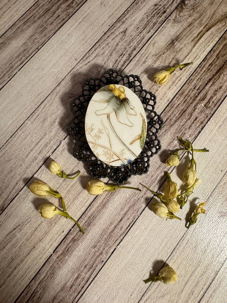 брошь из антикварной керамики