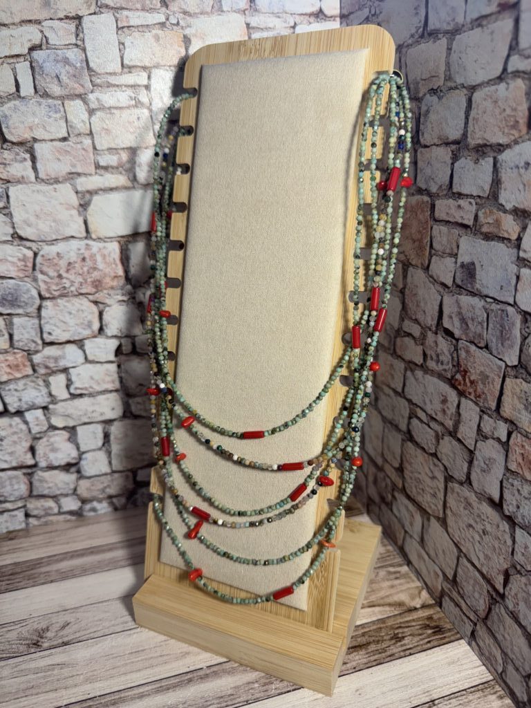многорядные бусы из варисцита и натурального коралла