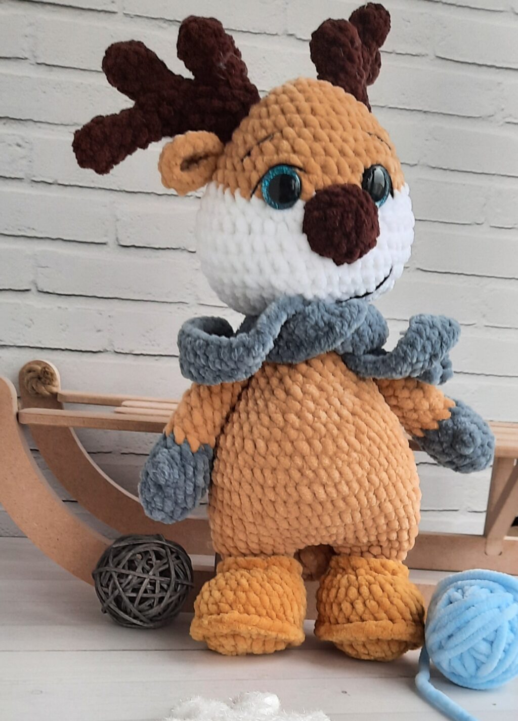 Вязаная игрушка олень.