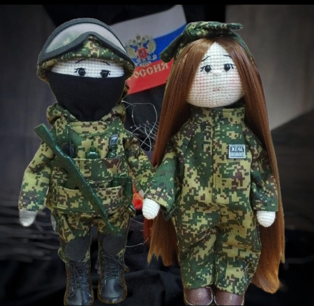 Кукла вязаная Жена Героя