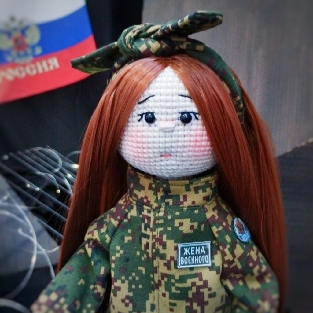 Кукла вязаная Жена Героя