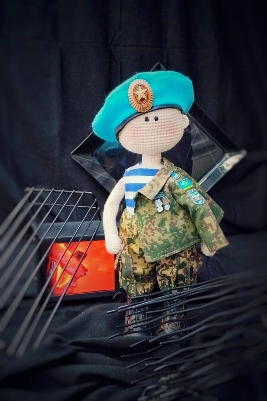 Кукла вязаная Десантник