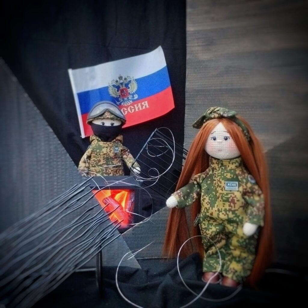 Кукла вязаная Жена Героя