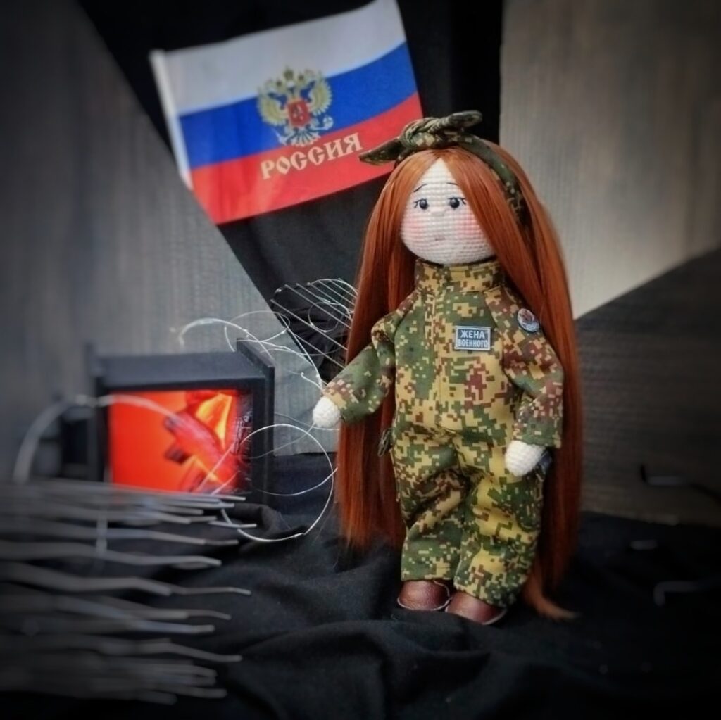 Кукла вязаная Жена Героя