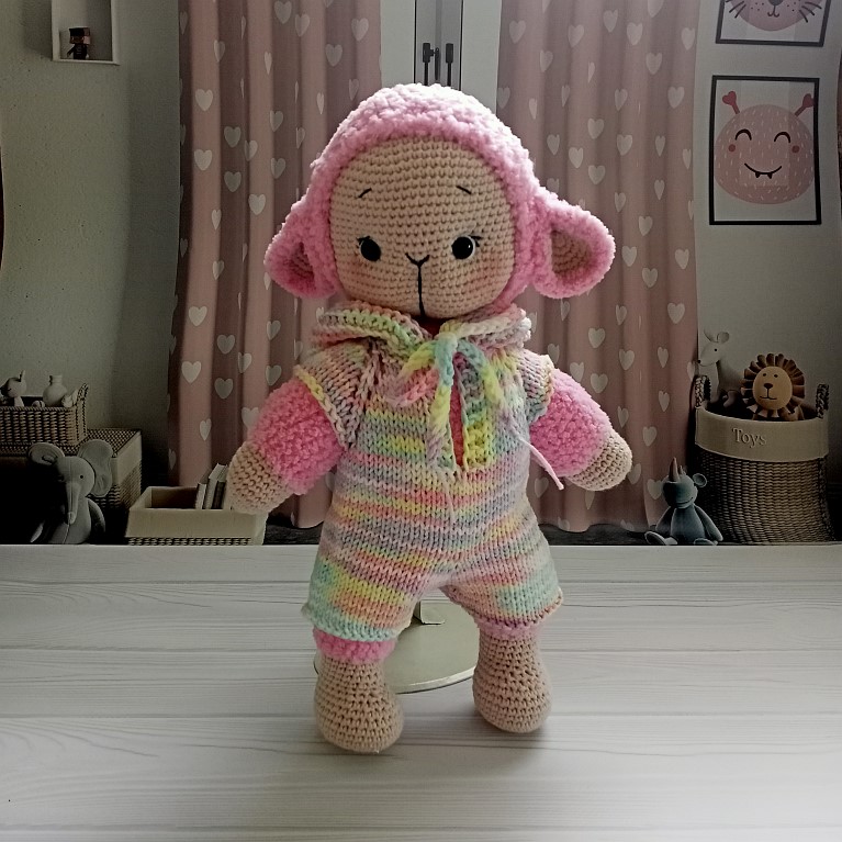 Вязаная игрушка овечка