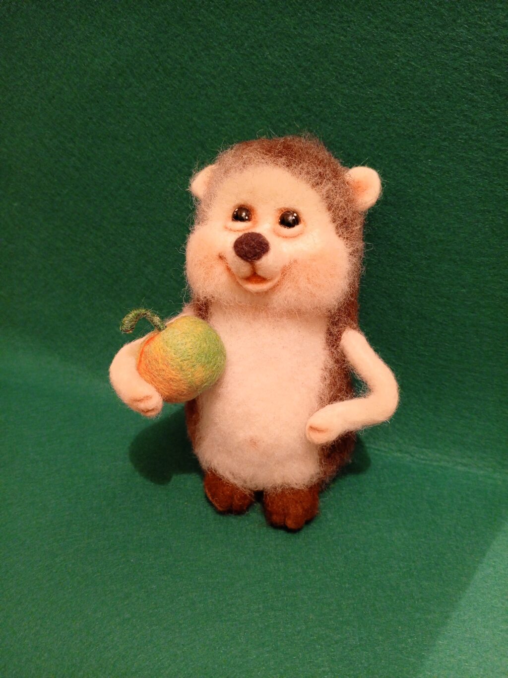 Ежик с яблоком