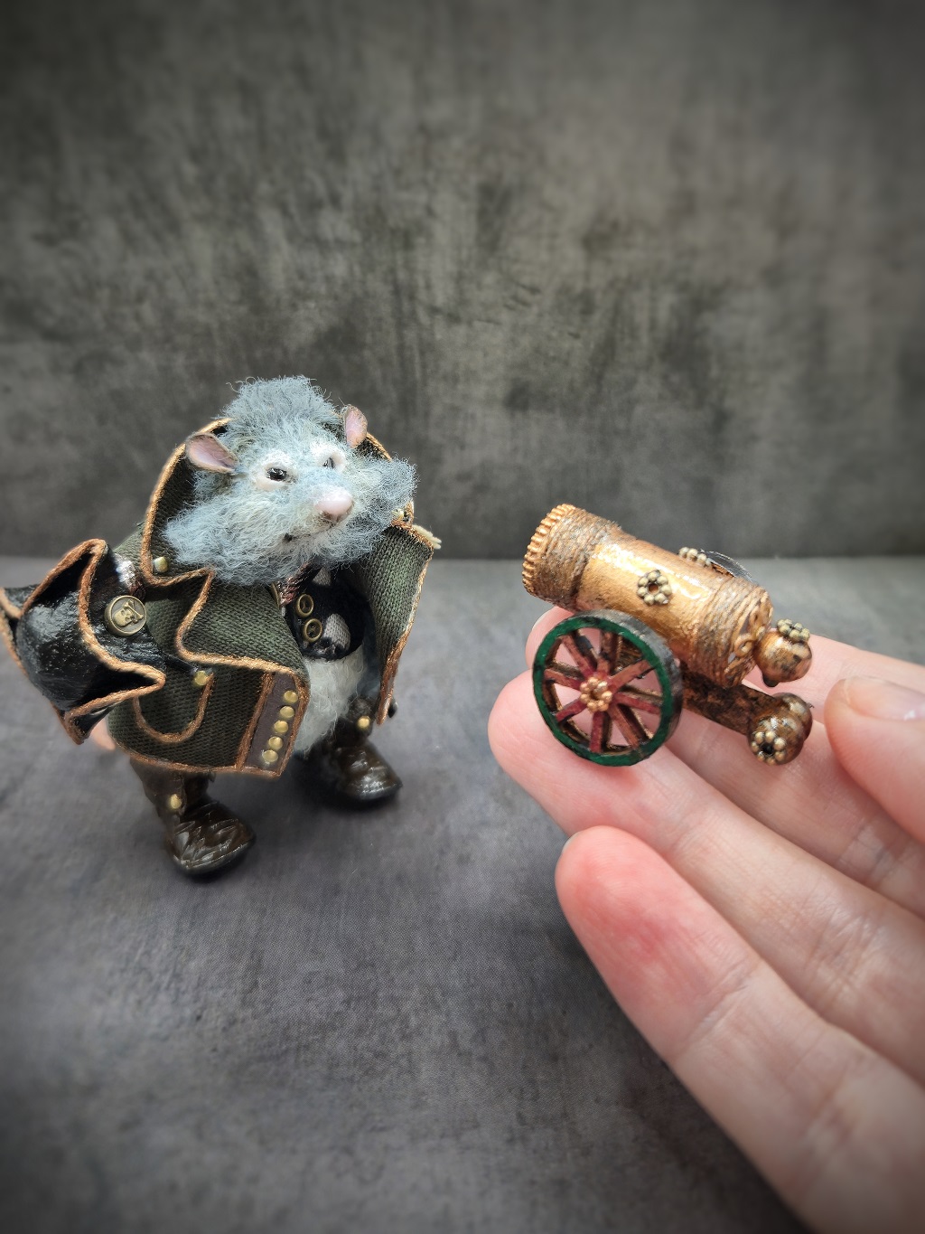 Вязаная миниатюрная игрушка Крысик-пират Джонни Сильверино