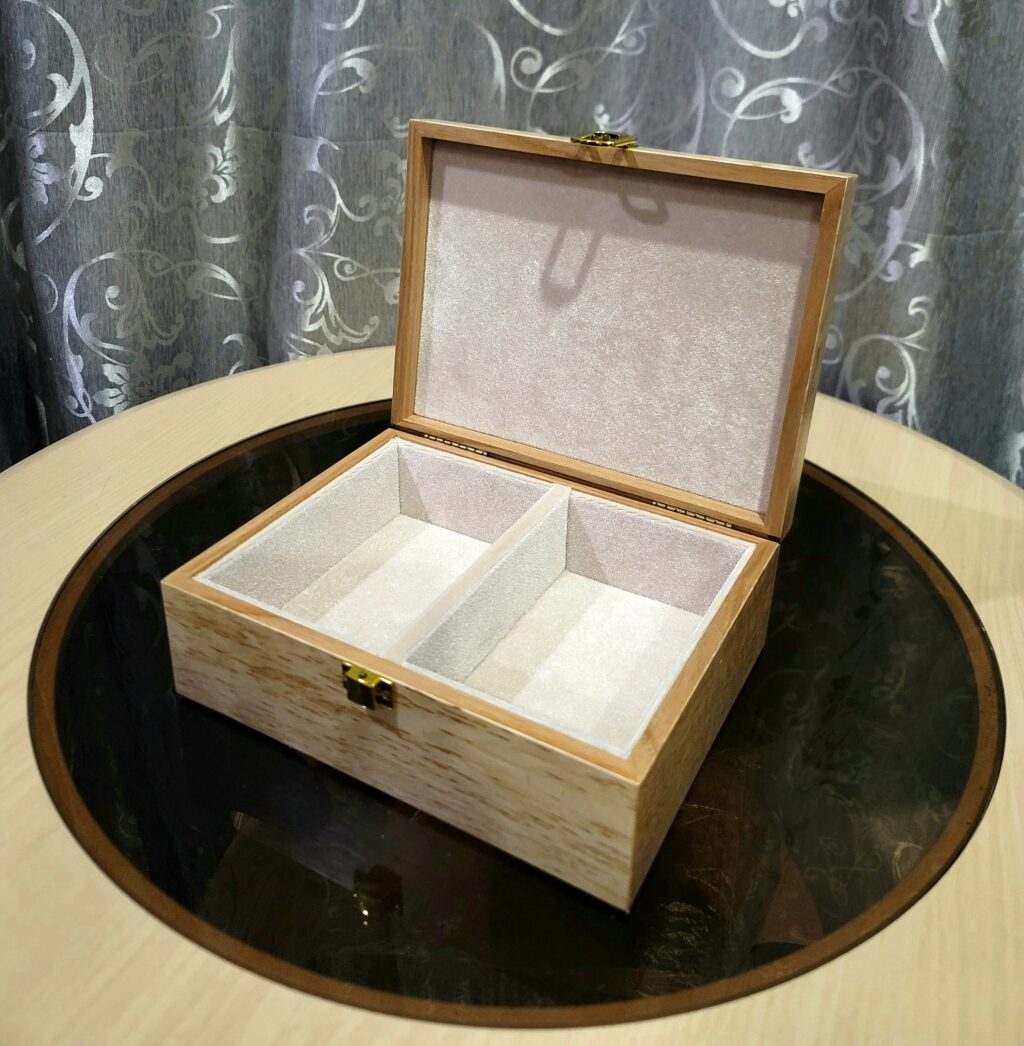 Шкатулка из карельской березы