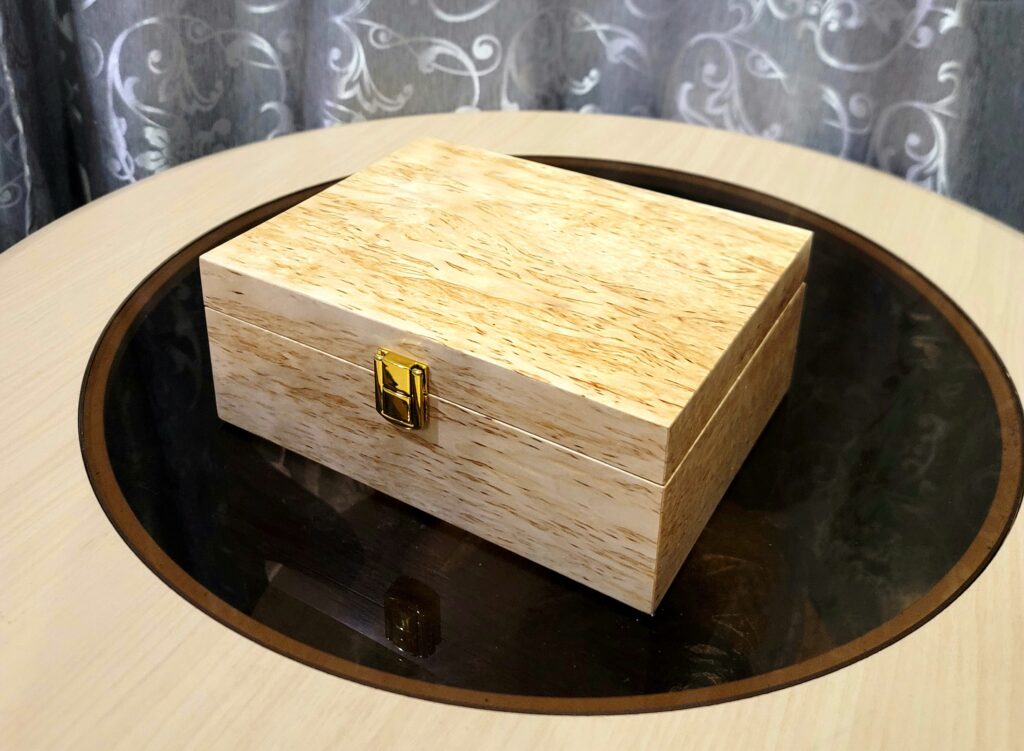 Шкатулка из карельской березы