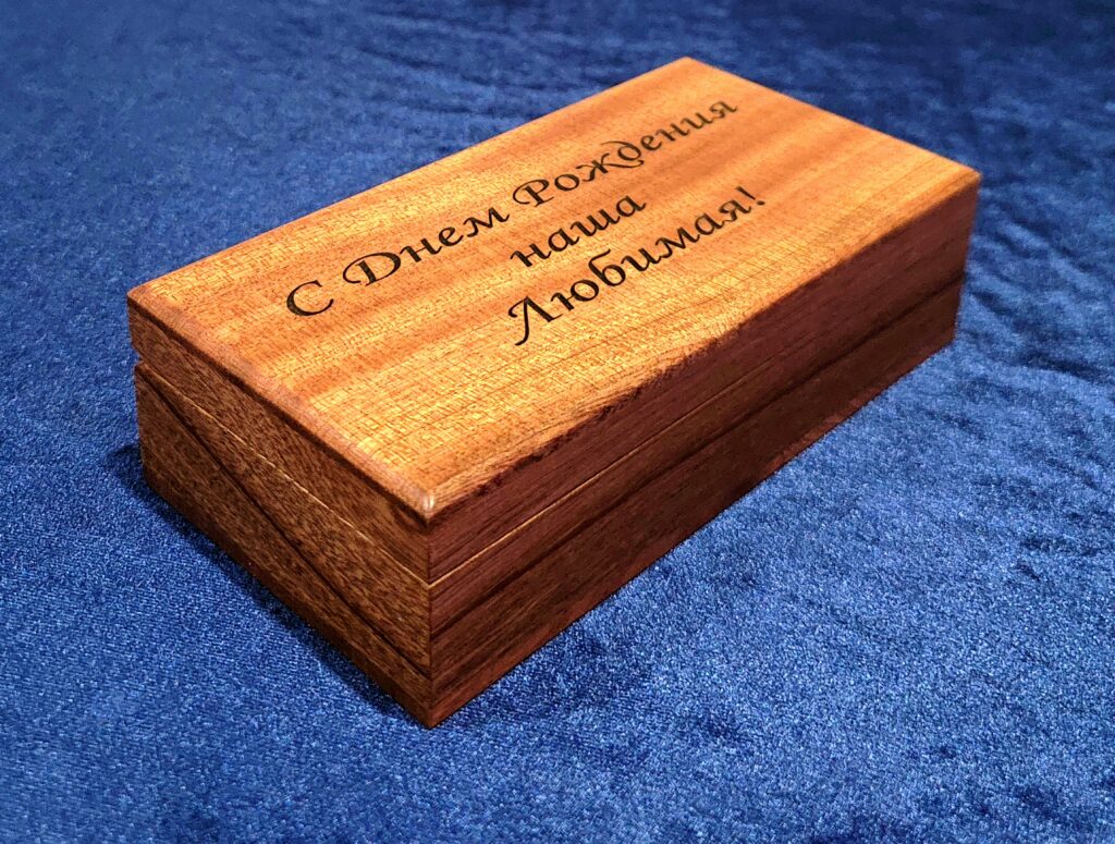 Шкатулка из красного дерева