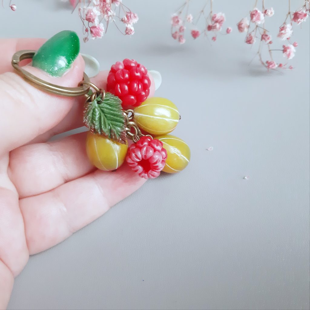 Брелок с крыжовником и малиной