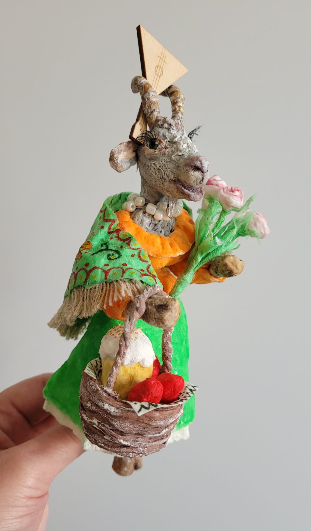 Коза с корзинкой
