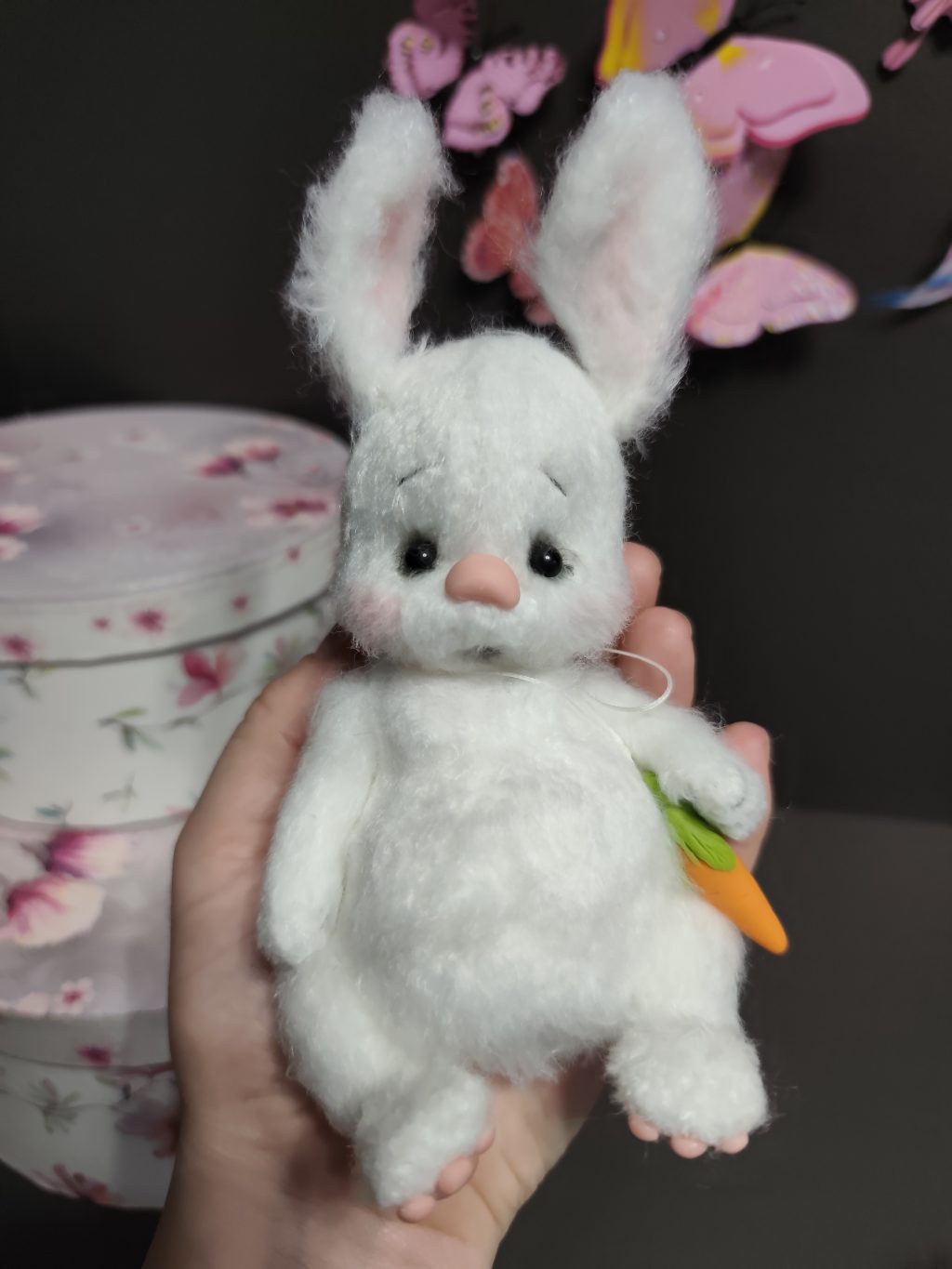 Вязанная игрушка зайка