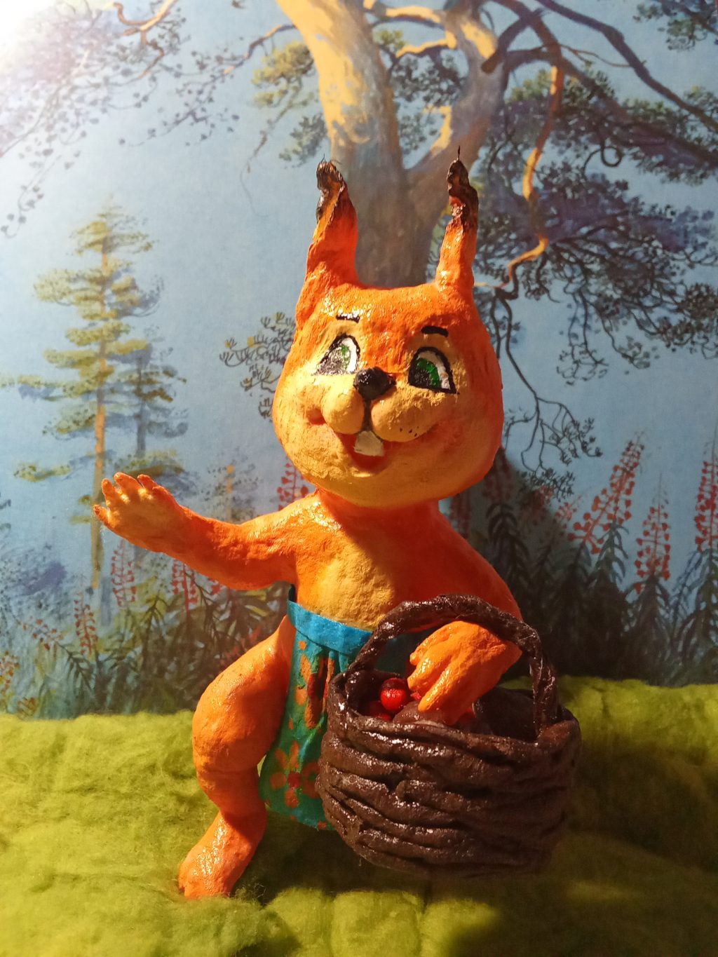 Белочка с корзиной